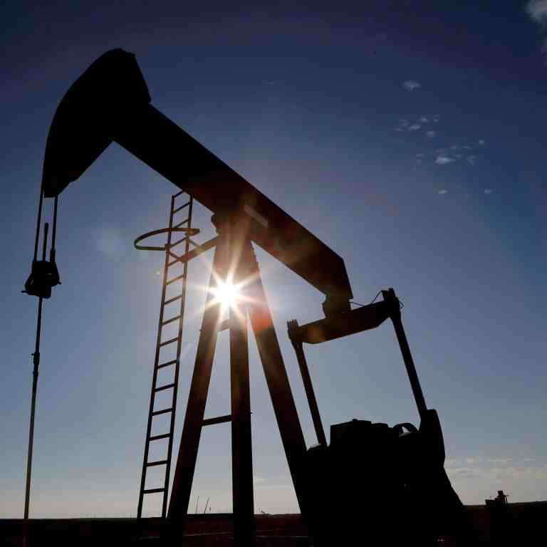 النفط عند 58.49 دولاراً وسط وفرة الإمدادات