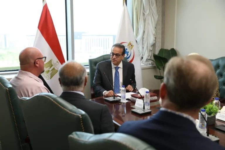 وزير الصحة يبحث الاستثمار في الرعاية الصحية بمصر