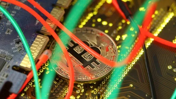 تراجع محتمل لأسعار البيتكوين إلى 52 ألف دولار