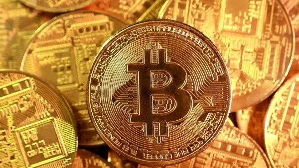 ارتفاع طفيف لبيتكوين وسط التطورات الراهنة