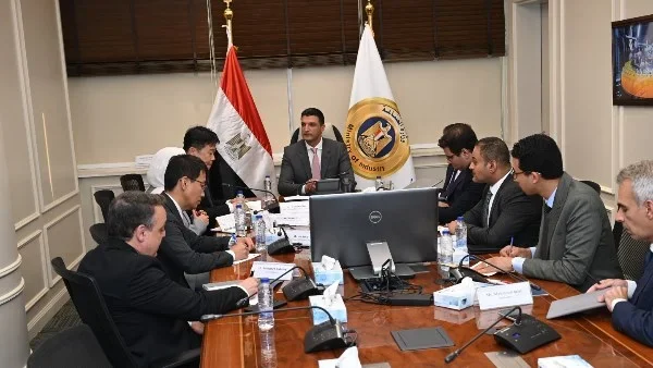 وزير الصناعة يتباحث مع سامسونج حول التوسع والإنتاج المحلي