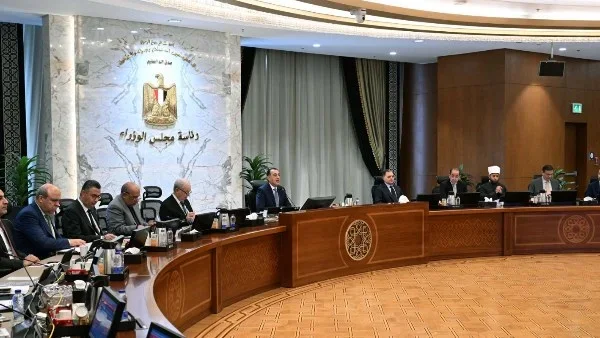 مدبولي يؤكد توجيه عائد محطة جبل الزيت لخفض الدين