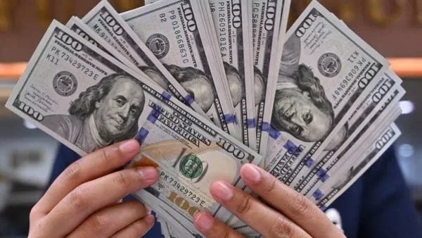 استقرار الدولار amid التوترات الأمريكية الإيرانية