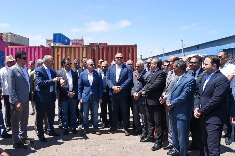 وزير الاستثمار يتفقد ميناء الدخيلة لتعزيز كفاءة العمل