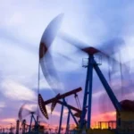 ارتفاع أسعار النفط وسط مخاطر السوق المتزايدة