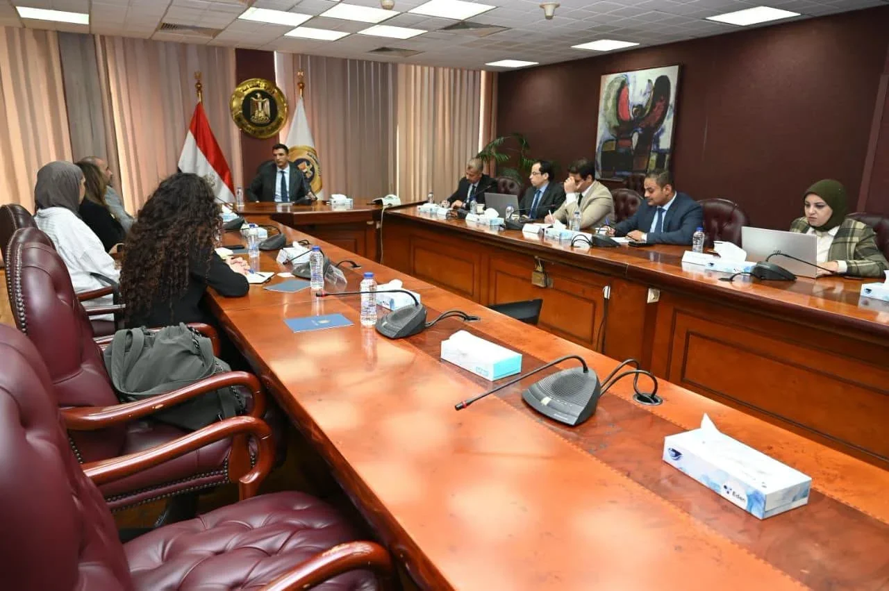 وزير الصناعة يؤكد على أهمية التصنيع المحلي