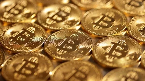 بيتكوين تقترب من 65 ألف دولار مع تراجع التضخم الأمريكي