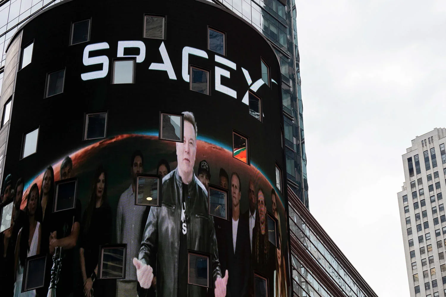 انخفاض حاد في أسهم SpaceX بعد الطرح العام الأولي