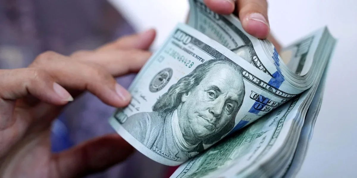 بقاء الدولار الأمريكي وسط التحديات الاقتصادية