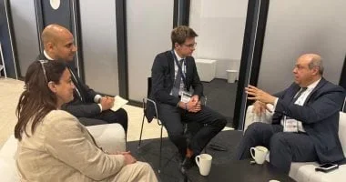 وزير الطيران يبحث مع مسؤول بريطاني فرص الاستثمار