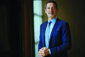 عملاق النفط SLB: تاريخ وطموحات في الابتكار