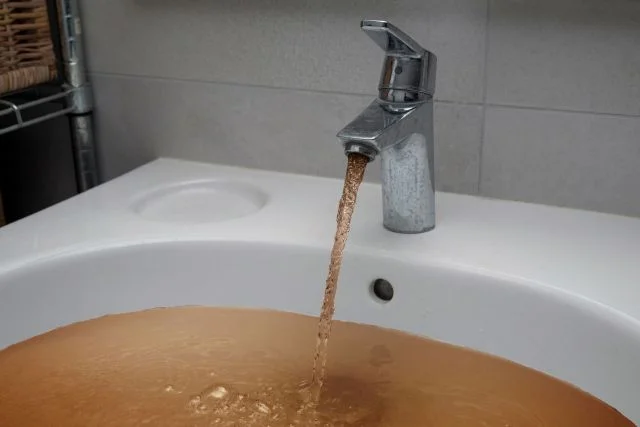 اعتذار مجلس ويستمنستر بسبب مياه الصنبور البنية ذات الرائحة الكريهة