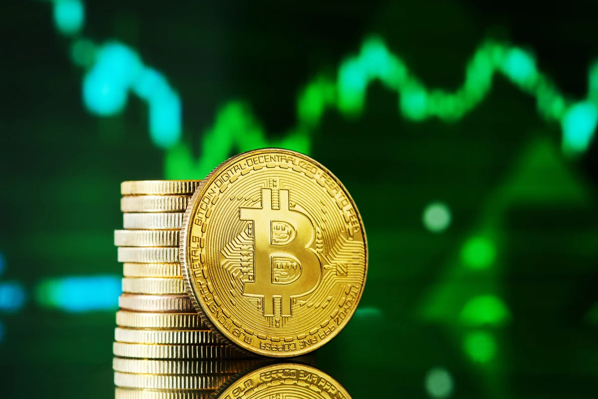 Bitcoin يتجاوز 65 ألف دولار بدعم من التهدئة الأمريكية الإيرانية