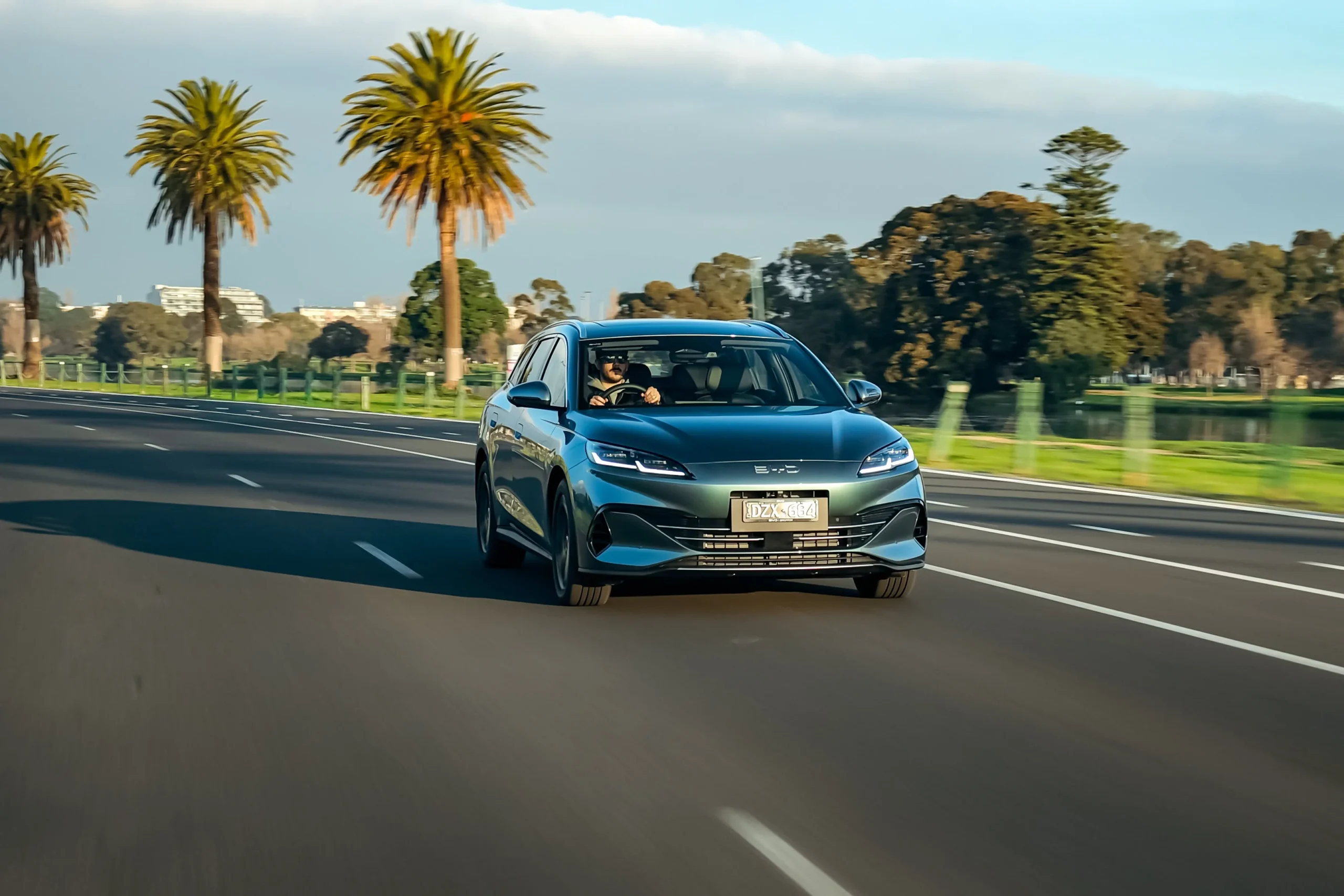 BYD تدرس السيارة الكهربائية Seal 6 الجديدة