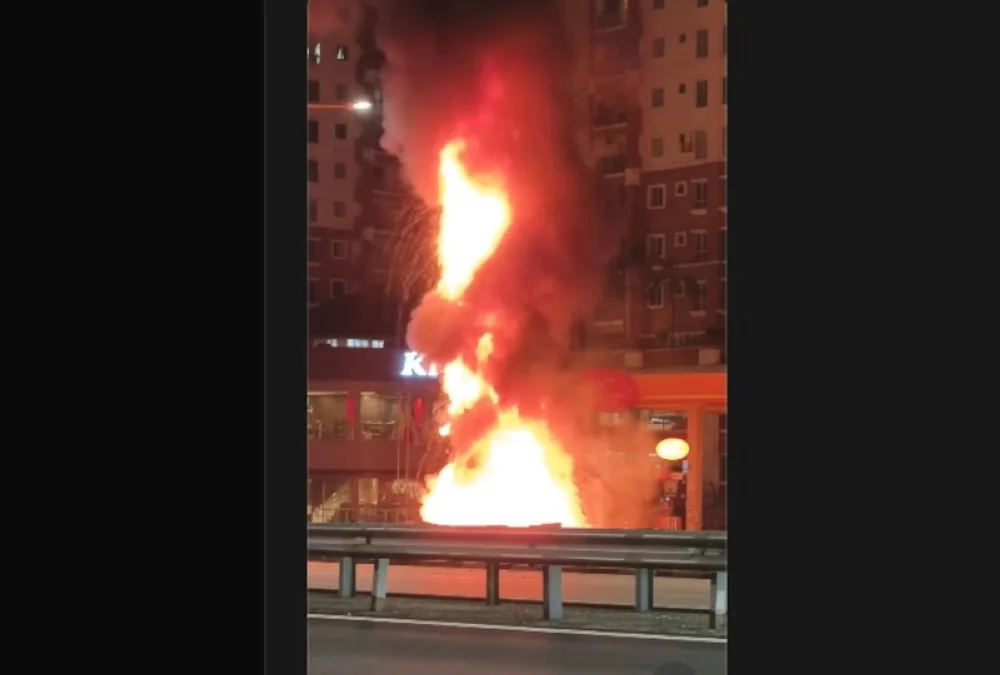 حريق ي damaging لافتة أسعار الوقود في سنغاي بيسه دون إصابات