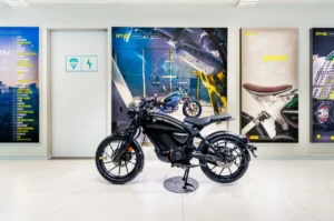 رويال إنفيلد تواصل دعم محركات الاحتراق الداخلي رغم تطوير EVs