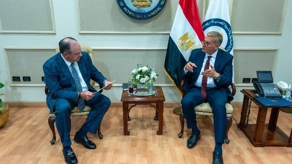 وزير البترول يبحث مع أباتشي خطط استكشاف الصحراء الغربية