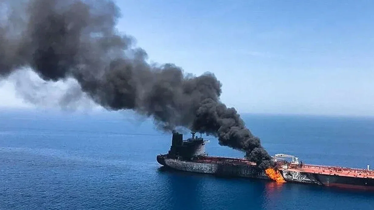 الحوثيون يستهدفون ناقلة نفط سعودية في البحر الأحمر