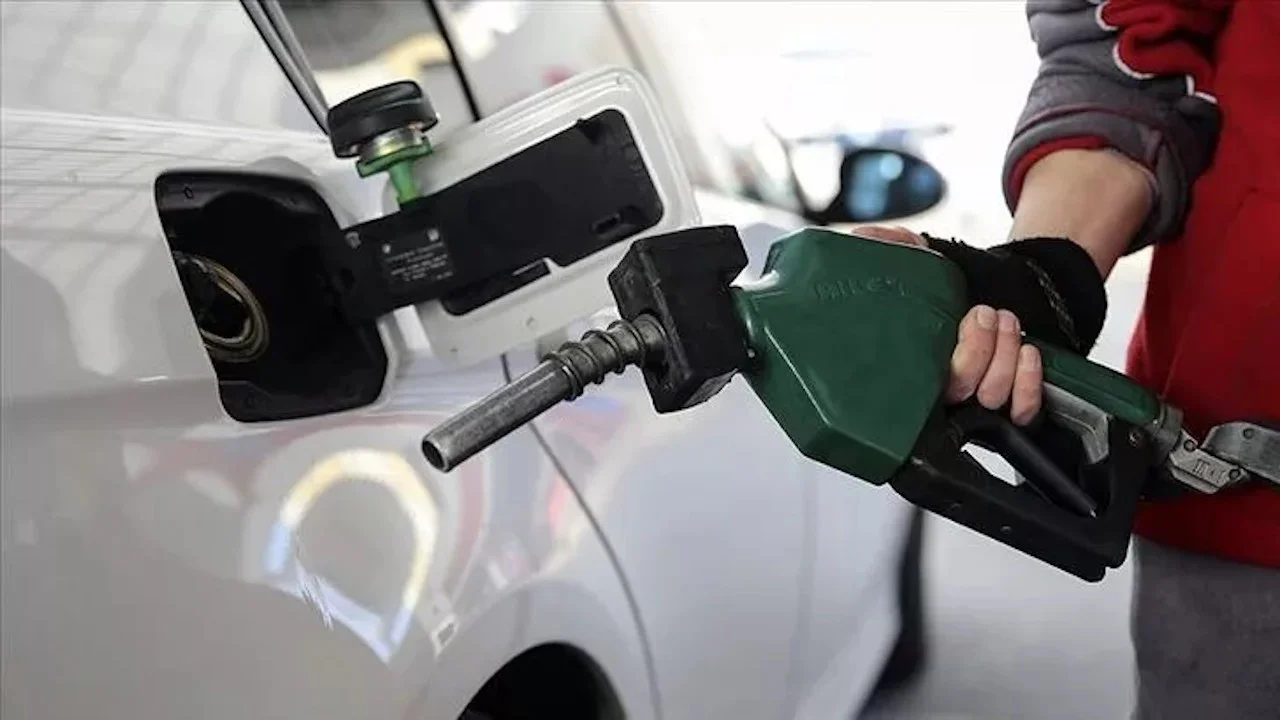انخفاض أسعار البنزين والديزل بعد تراجع النفط العالمي