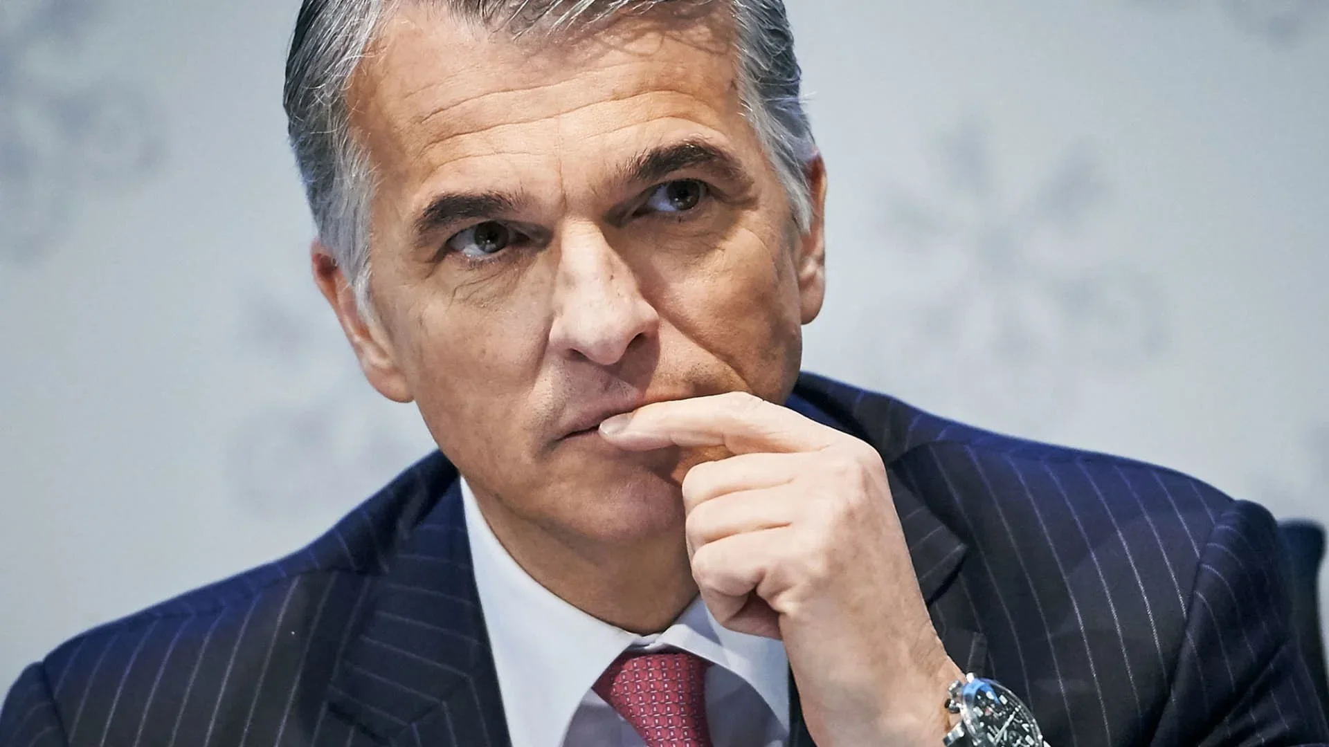 UBS تحقق زيادة في الأرباح وتحذر من مخاطر الأسواق