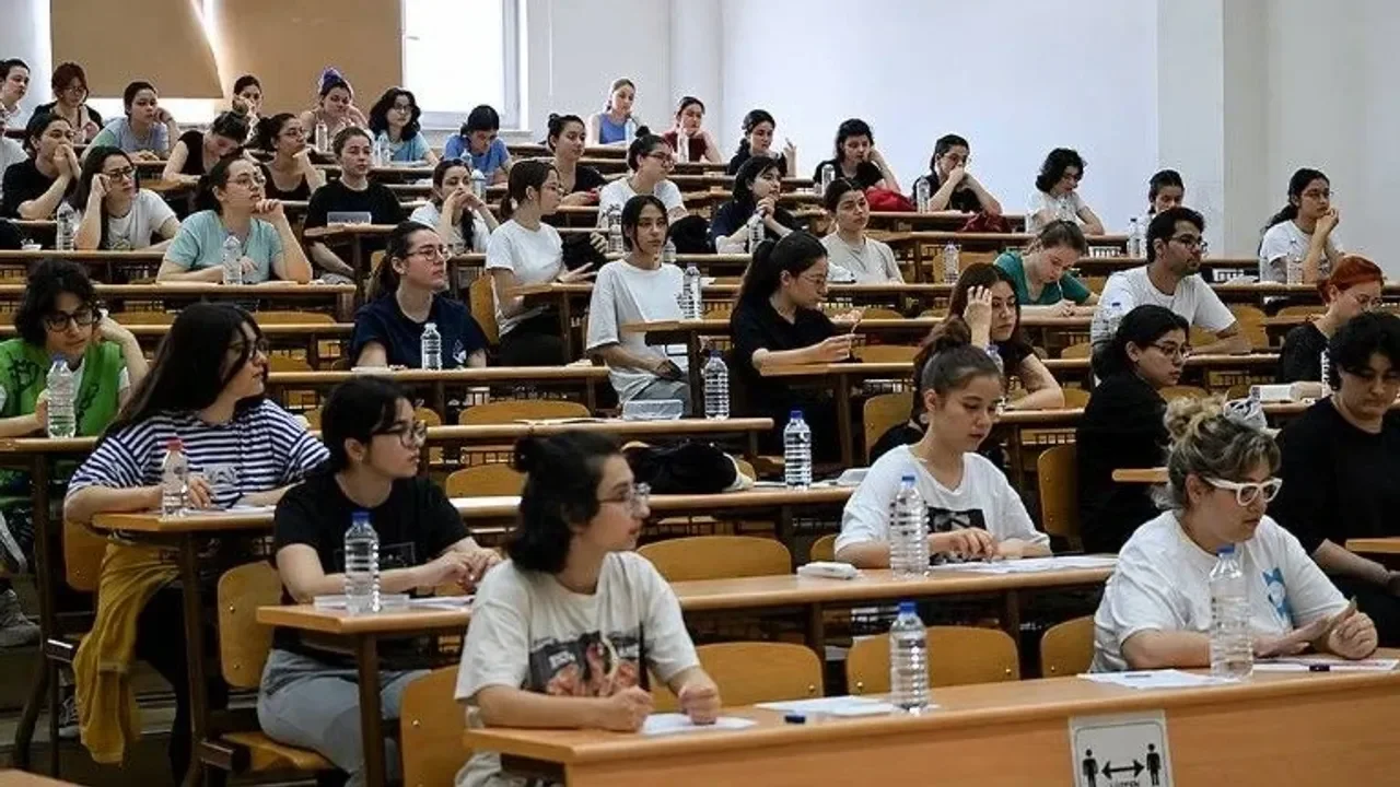 منح دراسية تصل إلى 25 ألف ليرة تركية للطلاب الجامعيين