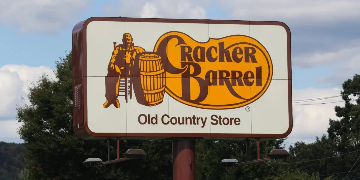 استقالة مفاجئة في Cracker Barrel وتعيين ديفيد دينو