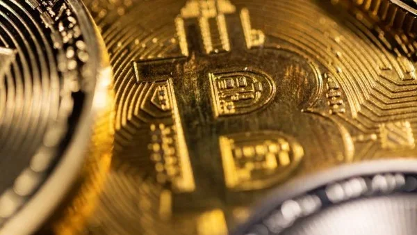 استقرار البيتكوين قرب 63,900 دولار وسط سياسة الفائدة اليابانية