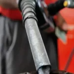 خفض أسعار البنزين والديزل في باكستان
