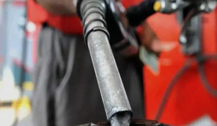 خفض أسعار البنزين والديزل في باكستان