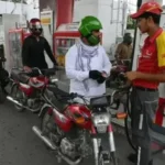 تخفيض أسعار البنزين والديزل في باكستان