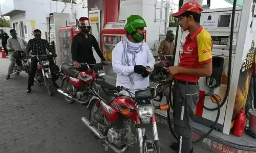 تخفيض أسعار البنزين والديزل في باكستان