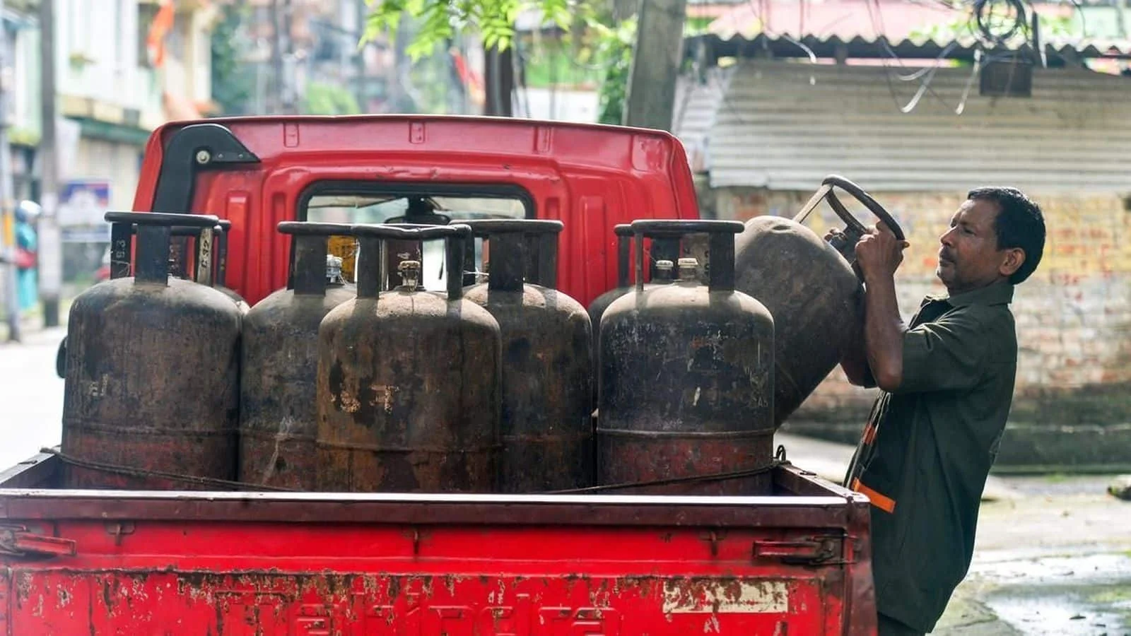 تحديث أسعار الغاز LPG في الهند: تخفيضات بارزة لهذا الشهر