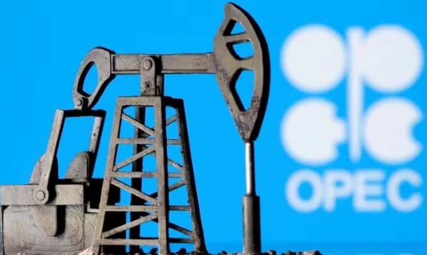 انخفاض أسعار النفط بعد زيادة إنتاج OPEC+ وبدء مفاوضات مع إيران