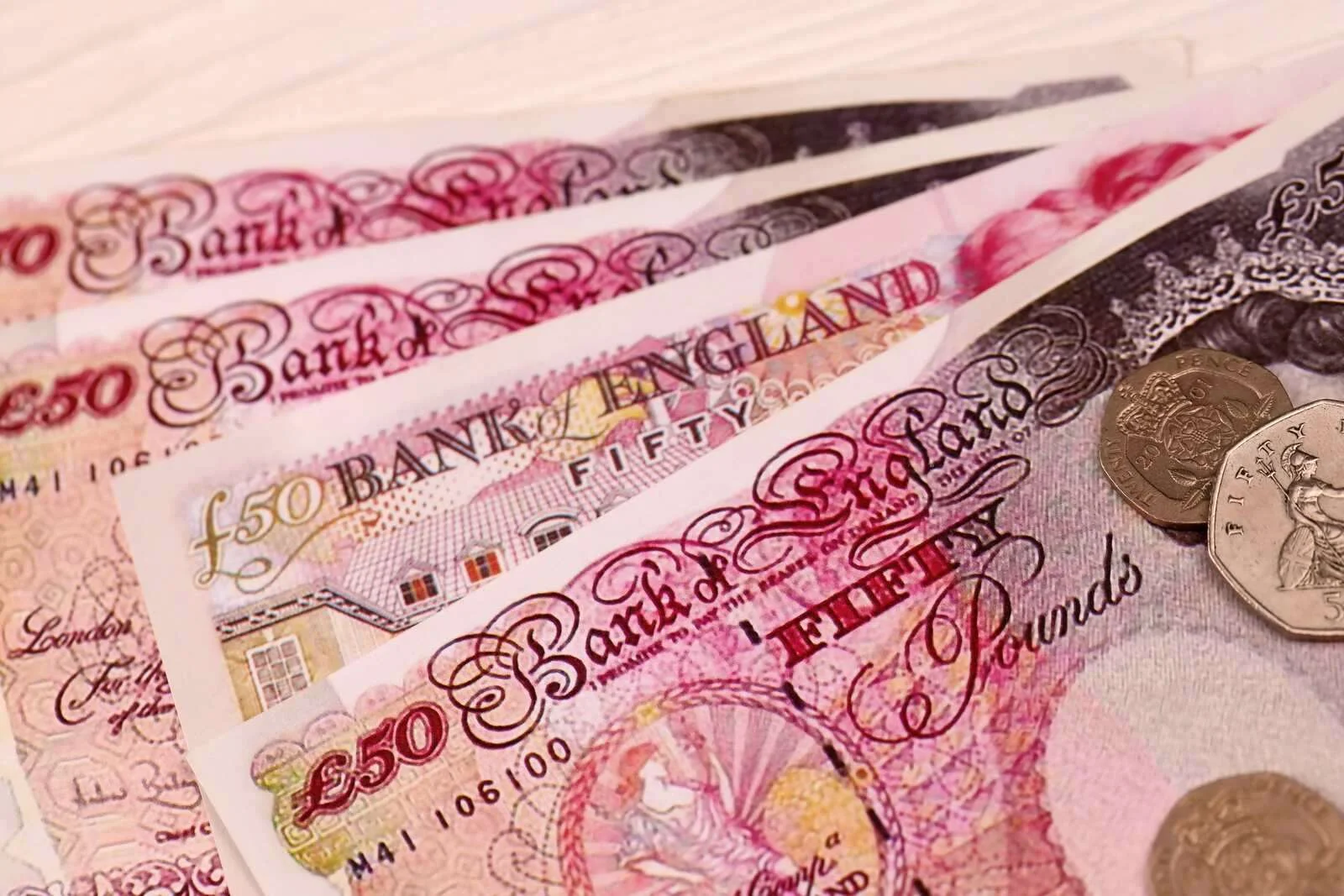 تراجع أسعار النفط يدعم السندات البريطانية